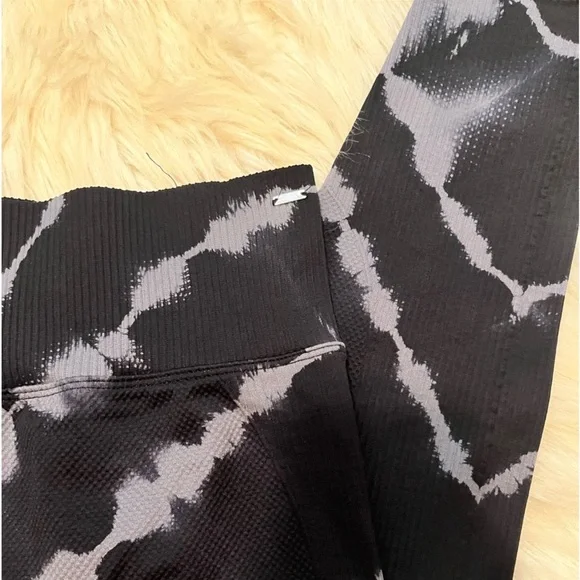 2 PIECE PINK VICTORIA’S SECRET BUNDLE TOP & LEGGINGS - Picture 9 of 13